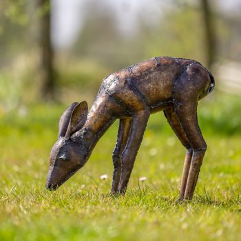 Metalen tuinbeeld van een hert, gemaakt door een Afrikaanse kunstenaar. 
